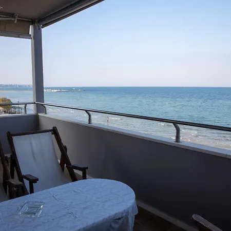 Salty Breeze Supreme Beachfront Apartment-supreme With Free Parking Apartment *
