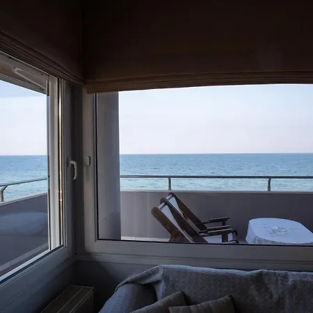 Salty Breeze Supreme Beachfront Apartment-supreme With Free Parking