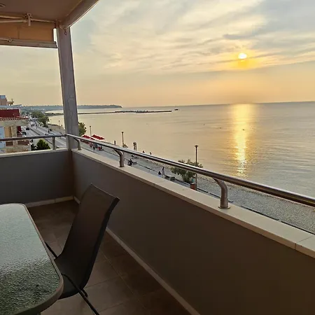 Salty Breeze Supreme Beachfront Apartment-supreme With Free Parking *