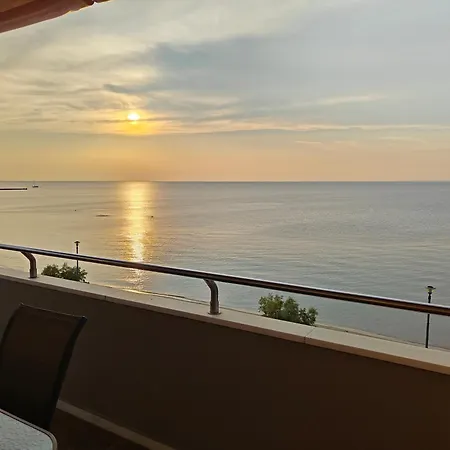 Salty Breeze Supreme Beachfront Apartment-supreme With Free Parking Peraia (Thessaloniki)