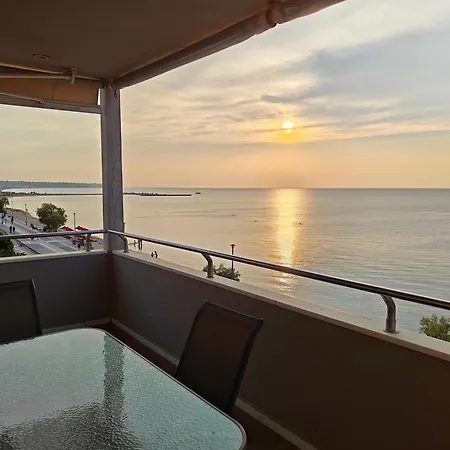 Salty Breeze Supreme Beachfront Apartment-supreme With Free Parking Apartment