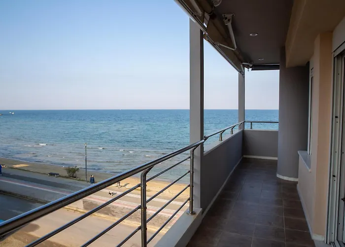 Salty Breeze Supreme Beachfront Apartment-supreme With Free Parking Apartamento Peraía
