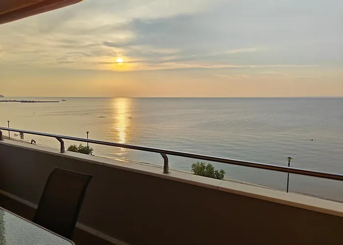 Salty Breeze Supreme Beachfront Apartment-supreme With Free Parking Peraía