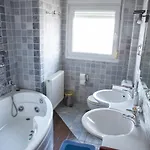 Salty Breeze Supreme Beachfront Apartment-supreme With Free Parking דירה Peraía