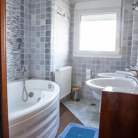 Salty Breeze Supreme Beachfront Apartment-supreme With Free Parking Apartman